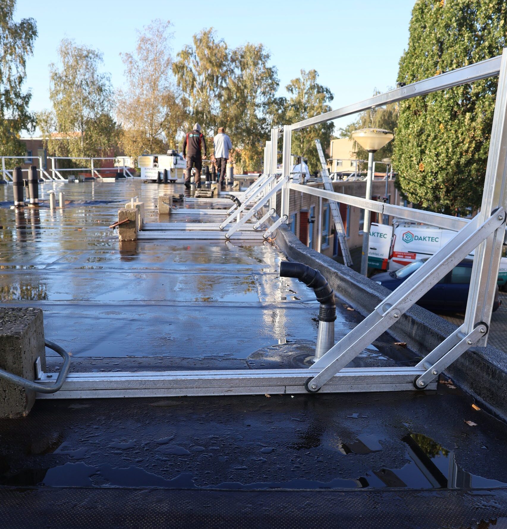 Een impressie tijdens de aanleg van het dak in Admiraalshof.