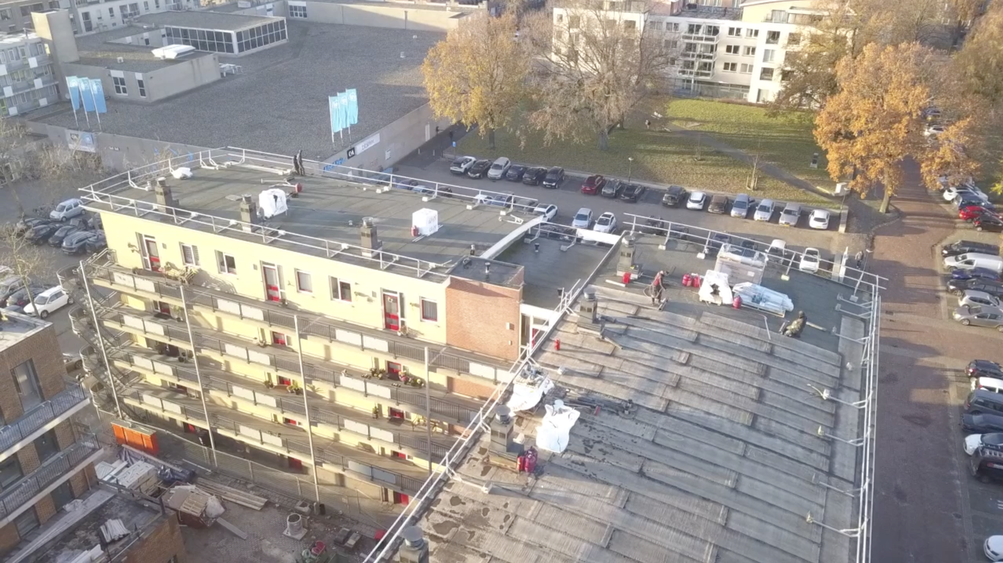 Dakwerkzaamheden aan het Gashouderplein vanuit de lucht gefotografeerd.