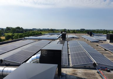 Zonnepanelen op het dak geïnstalleerd Daktec