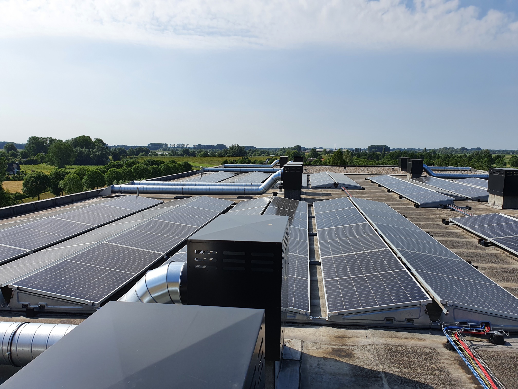 Zonnepanelen op het dak geïnstalleerd Daktec