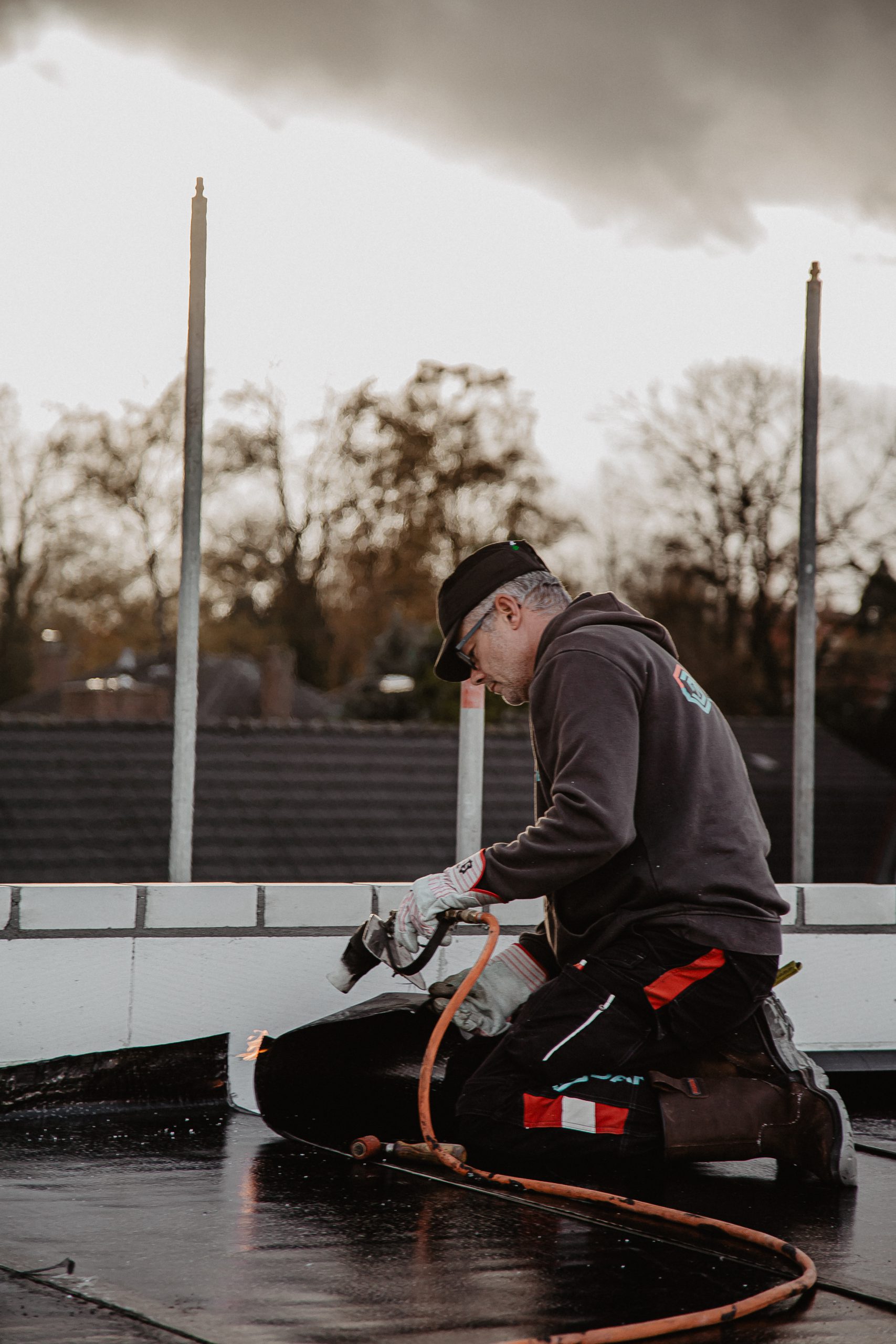 Dakdekker aan het werk