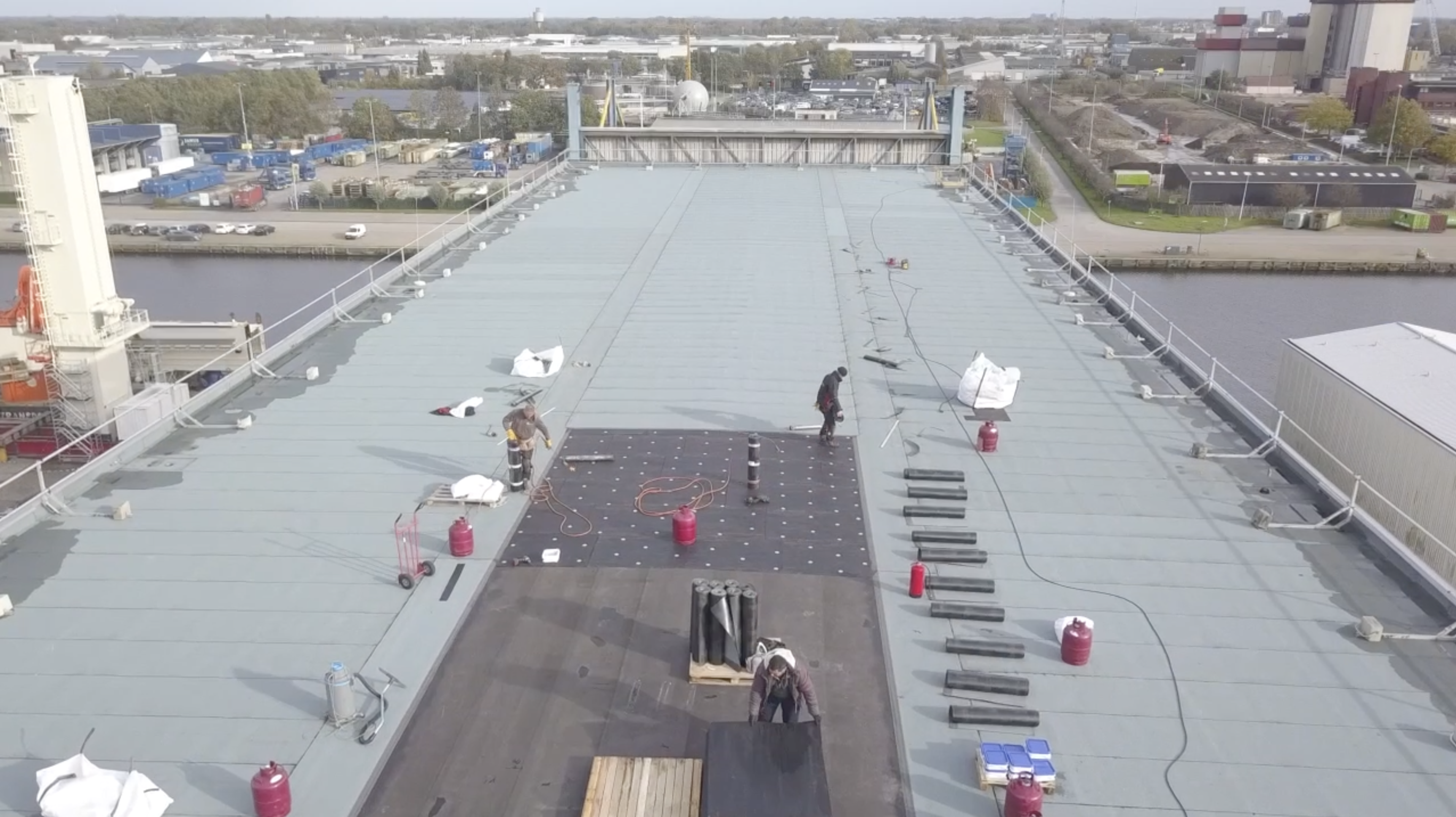 SMST Designers & Constructors: luchtfoto van dakwerkzaamheden