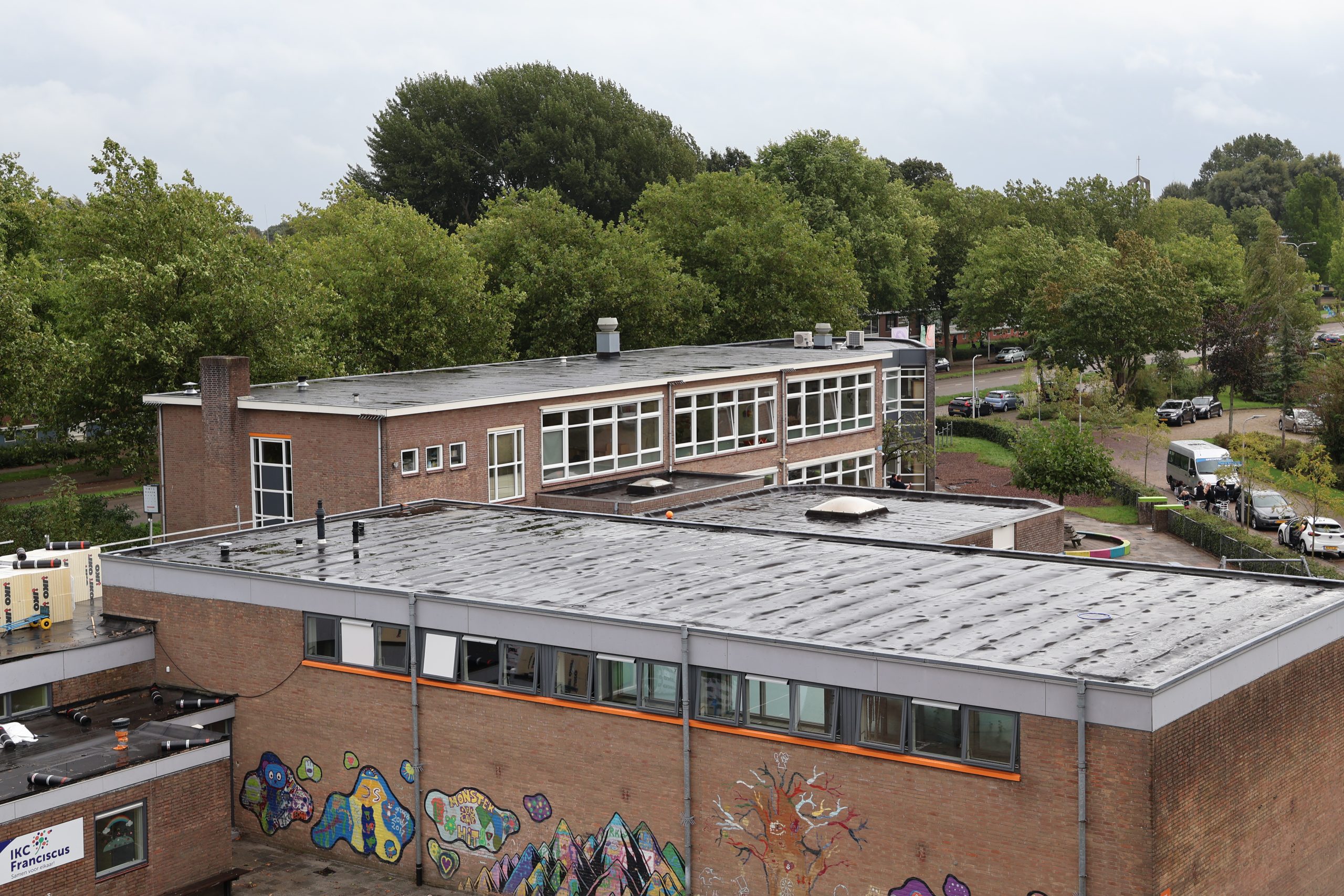 Dakrenovatie voor school in Leeuwarden.