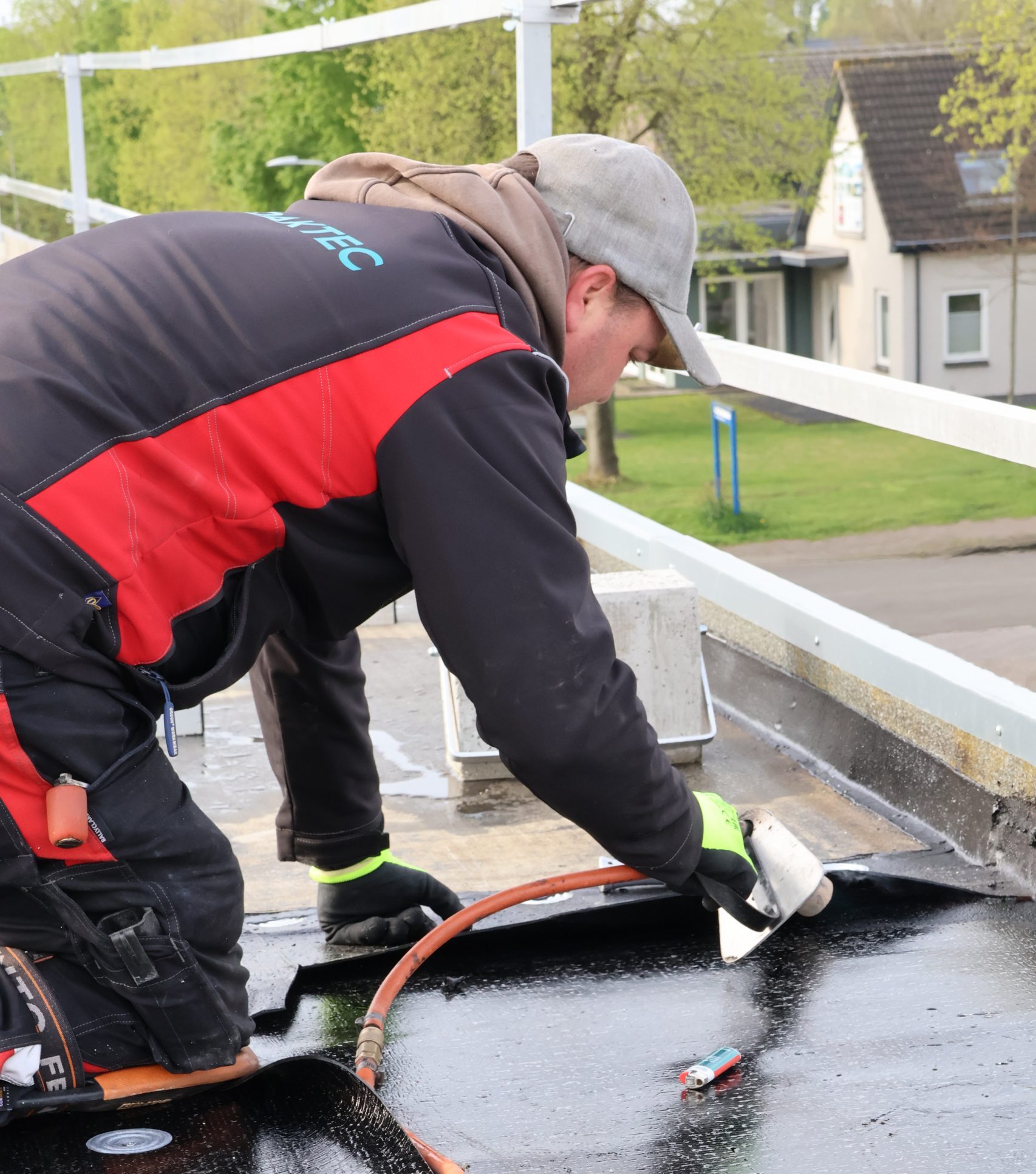 Werkzaamheden aan het dak aan de Stephensonstraat